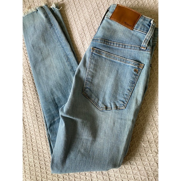Madewell Curvy High-Rise Skinny Jeans in Ontario Distressed-Hem - Picture 11 of 12